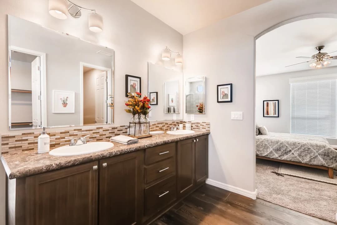 Mountain ridge 32563a interior, bathroom, and hero home features