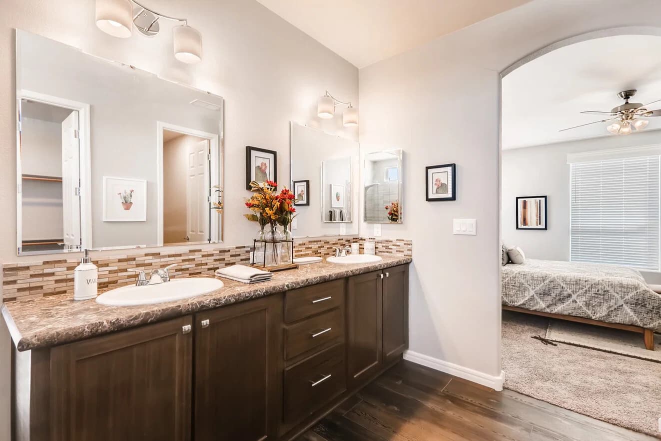 Mountain ridge 32563a interior, bathroom, and hero home features